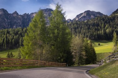 Dolomites güneşli bahar günü, pitoresk Val di Funes.