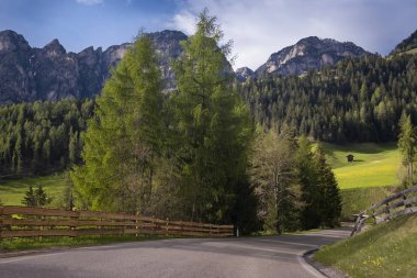Dolomites güneşli bahar günü, pitoresk Val di Funes.