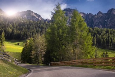 Dolomites güneşli bahar günü, pitoresk Val di Funes.