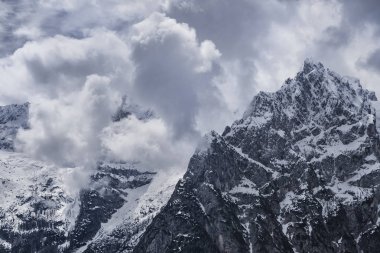 Fantastik kış manzarası. Alpler üzerinde dramatik bulutlu gökyüzü.