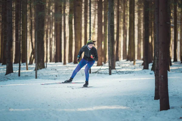 Donna di sci di fondo facendo classico sci di fondo nordico sk — Foto Stock