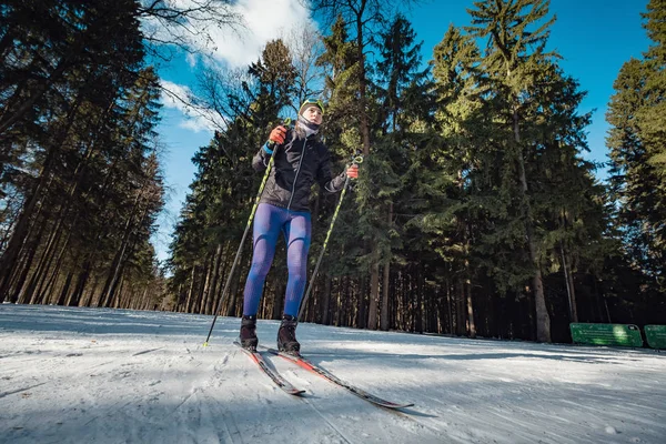 Kros kayak kadın klasik nordic kros sk yapıyor — Stok fotoğraf