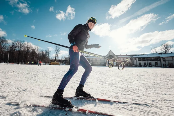 Mulher esqui cross-country fazendo clássico nórdico cross country sk — Fotografia de Stock