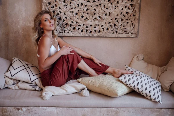 Красива сексуальна жінка блондинка волосся в східному стилі арабський марокко — стокове фото