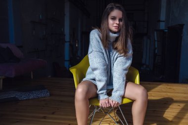Mükemmel şehvetli rakam ile model ev iç poz.