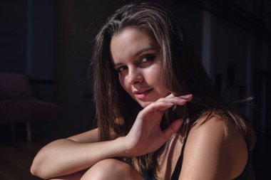 Mükemmel şehvetli rakam ile model ev iç poz.