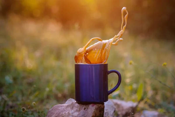 Taza azul de té caliente o café con leche, al aire libre , —  Fotos de Stock