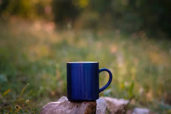 Taza azul de té caliente o café con leche, al aire libre , —  Fotos de Stock