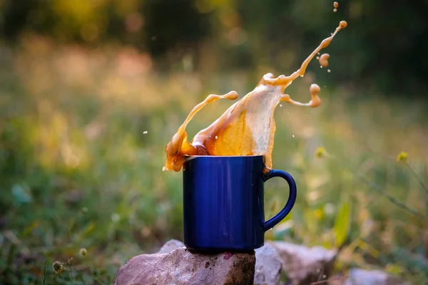 Taza azul de té caliente o café con leche, al aire libre , —  Fotos de Stock