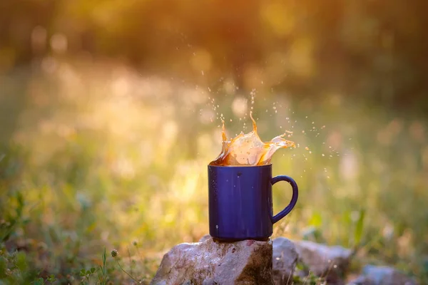 Голубая кружка горячего чая или кофе с молоком, на открытом воздухе , — стоковое фото