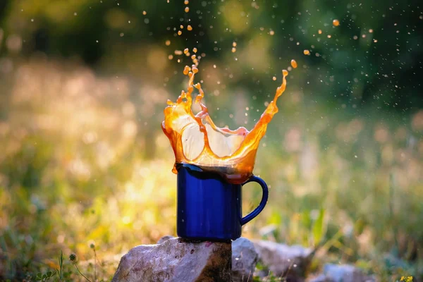 Caneca azul de chá quente ou café com leite, ao ar livre , — Fotografia de Stock