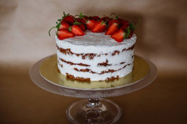 masada çilek ve krema ile güzel pasta