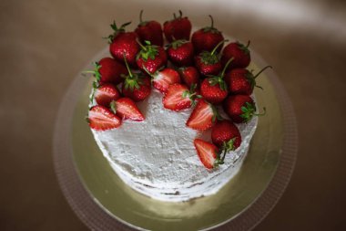 masada çilek ve krema ile güzel pasta