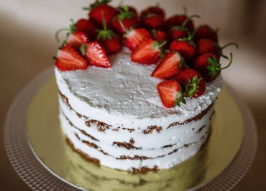 masada çilek ve krema ile güzel pasta