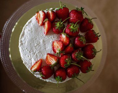 masada çilek ve krema ile güzel pasta