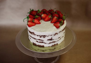 masada çilek ve krema ile güzel pasta