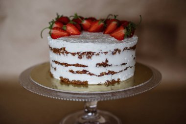 masada çilek ve krema ile güzel pasta