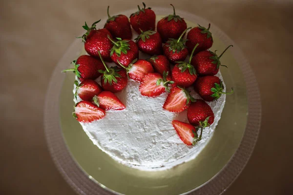 A gyönyörű torta eper és tejszín az asztalon — Stock Fotó