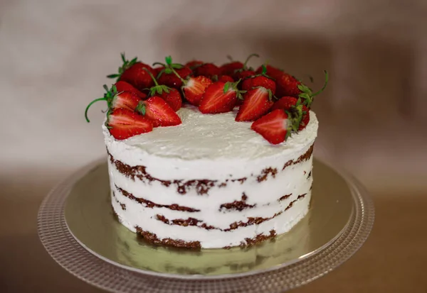 Το όμορφο κέικ με φράουλες και κρέμα στο τραπέζι — Φωτογραφία Αρχείου