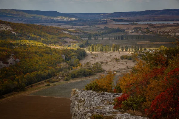 Outono nas montanhas, encostas cobertas com floresta de outono jogar cores brilhantes — Fotografia de Stock