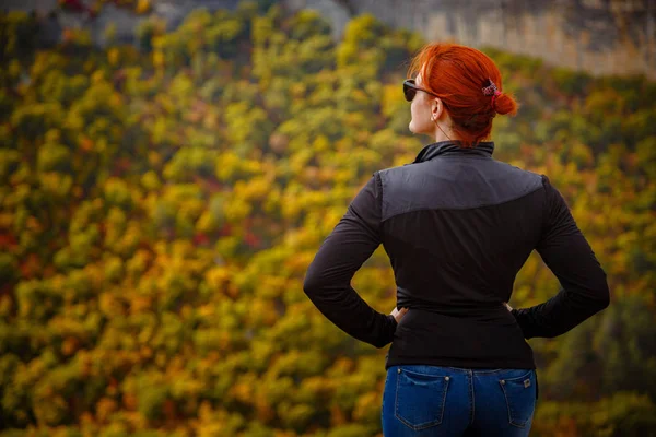 Elegante signora dai capelli rossi con gli occhi chiusi che riposa nella natura in montagna nel prato — Foto Stock