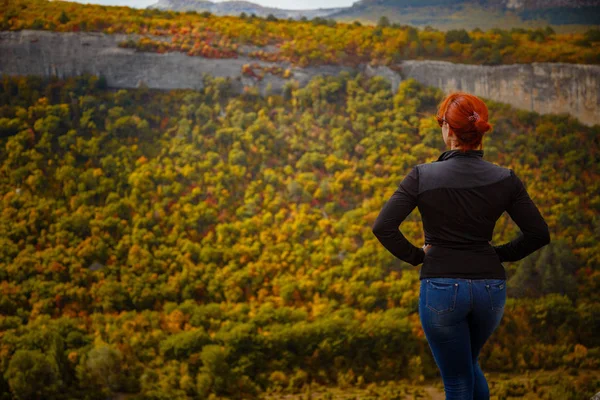 Elegante signora dai capelli rossi con gli occhi chiusi che riposa nella natura in montagna nel prato — Foto Stock