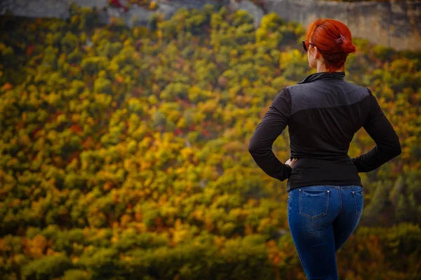 Senhora elegante de cabelos vermelhos com olhos fechados descansando na natureza nas montanhas no prado — Fotografia de Stock