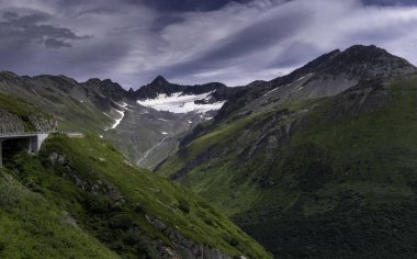 İsviçre dağları ile çarpıcı yaz alp panoraması, Avrupa