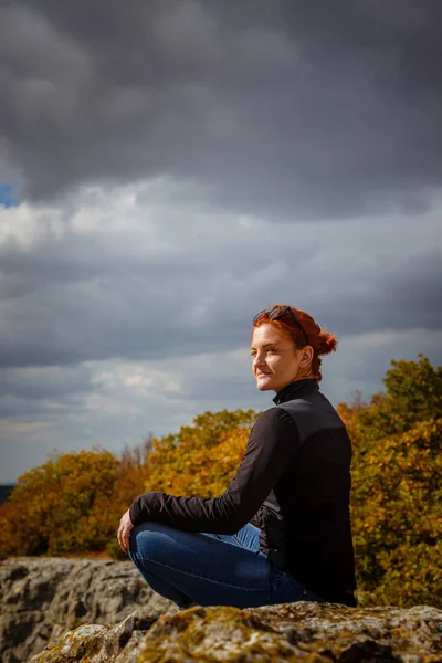 Giovane donna di idoneità pratica yoga al bordo montagna picco scogliera — Foto Stock