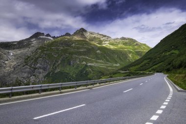 İsviçre, Alpler. Dağlarda Yeşil Yaz.