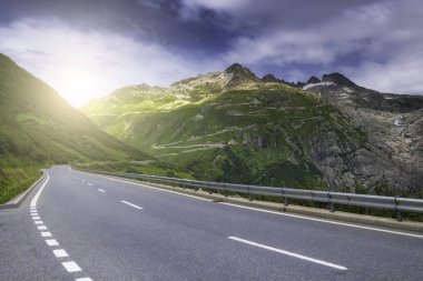 İsviçre, Alpler. Dağlarda Yeşil Yaz.