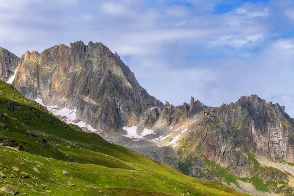 Fransa ve İsviçre sınırındaki dağlar