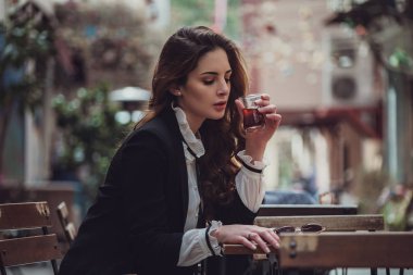 Güzel kadın İstiklal caddesi, Istambul yürüyor