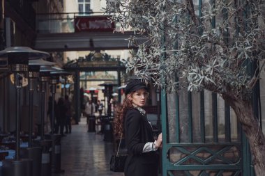 Güzel kadın İstiklal caddesi, Istambul yürüyor