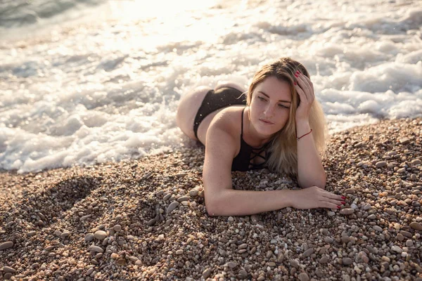 Retrato de una joven feliz sonriendo al mar . — Foto de Stock