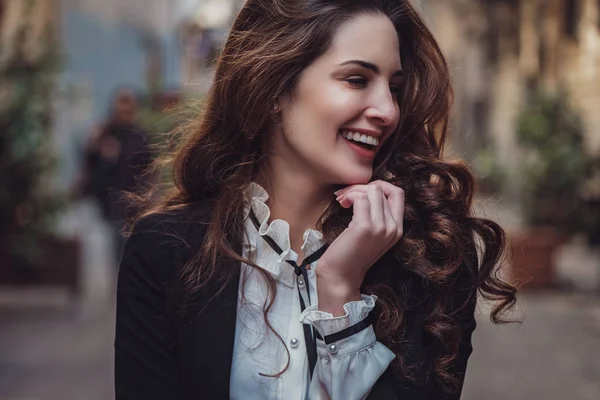 Mulher bonita caminha na rua Istiklal, Istambul — Fotografia de Stock