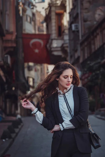 Hermosa mujer camina en la calle Istiklal, Istambul — Foto de Stock