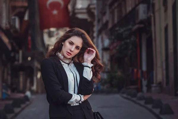 Mulher bonita caminha na rua Istiklal, Istambul — Fotografia de Stock