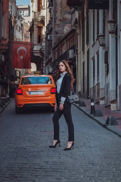 Belle femme marche à la rue Istiklal, Istambul — Photo