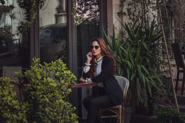 Belle femme marche à la rue Istiklal, Istambul — Photo