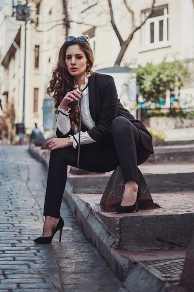 Mulher bonita caminha na rua Istiklal, Istambul — Fotografia de Stock