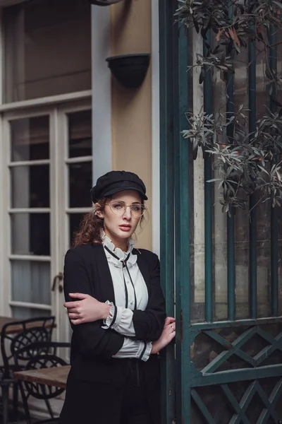 Belle femme marche à la rue Istiklal, Istambul — Photo