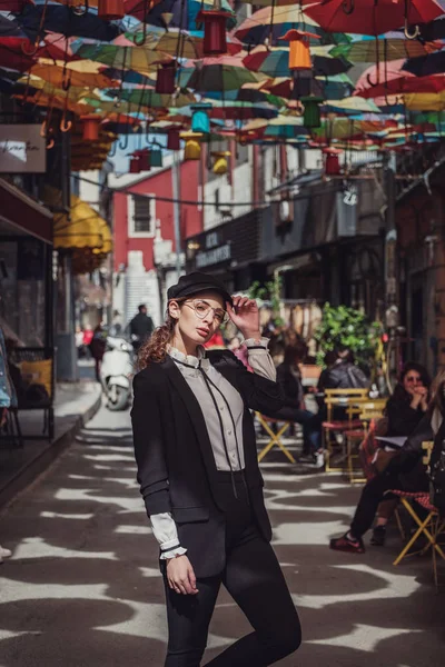 Mulher bonita caminha na rua Istiklal, Istambul — Fotografia de Stock