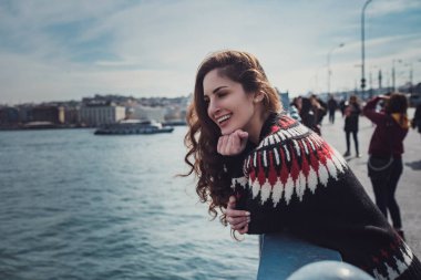 Galata köprüsünde genç gülümseyen turist kadın