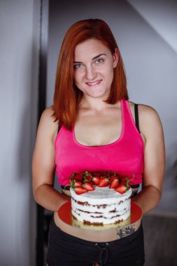 Evde doğal pasta yiyen kadının portresi