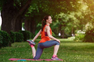 Genç güzel kadın parkta bir yaz gününde meditasyon.