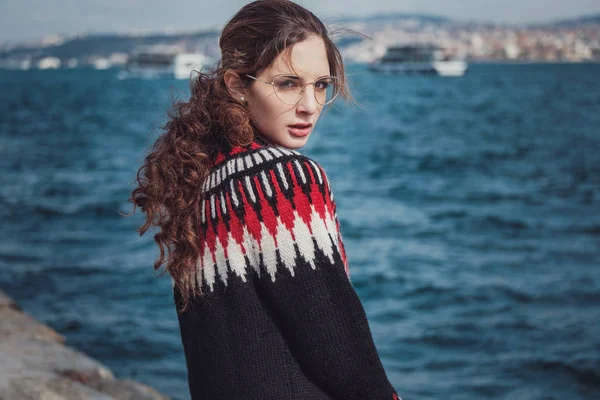 Young smiling tourist woman on Galata bridge — Stock Photo, Image