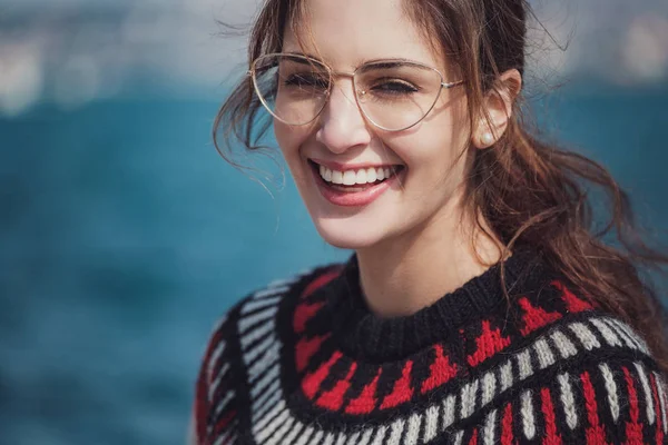 Jovem sorrindo mulher turística na ponte Galata — Fotografia de Stock