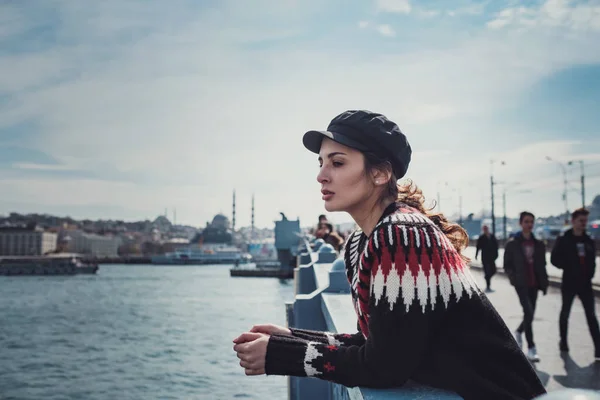 Jeune femme touristique souriante sur le pont de Galata — Photo