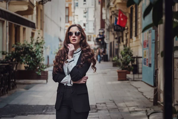 Mulher bonita caminha na rua Istiklal, Istambul — Fotografia de Stock